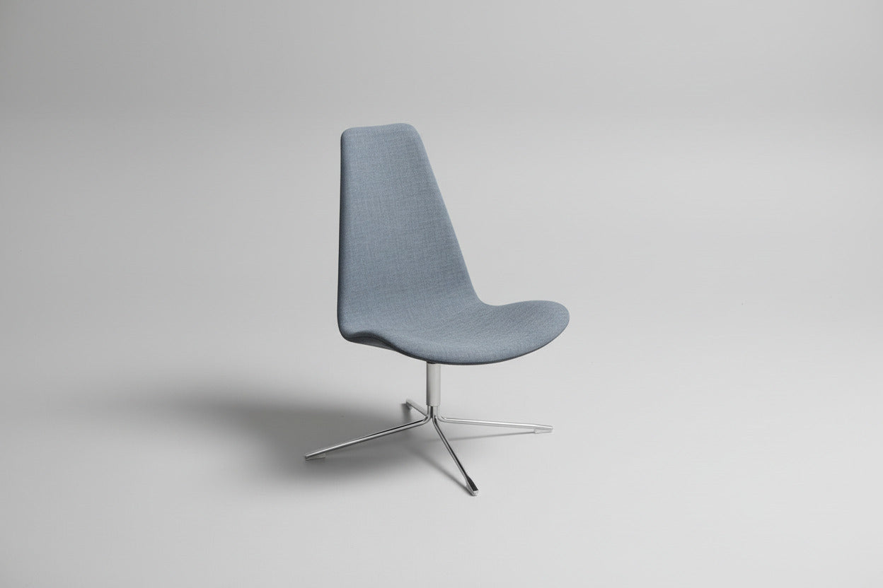 Offecct Spoon High loungestol i grå polstring set forfra med elegant krom stel og 40 cm siddehøjde.